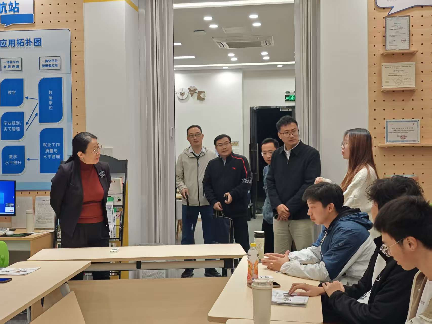 周彦兵副校长随机走访了中之德·研习苑、智不惑·研习苑、经世用·研习苑、语之美·研习苑等“一站式”学生社区，详细了解了各活动空间的日常使用及运维情况。过程中，周彦兵副校长与正在开展活动的同学们亲切交谈，听取同学们对于学生社区使用的意见和建议。