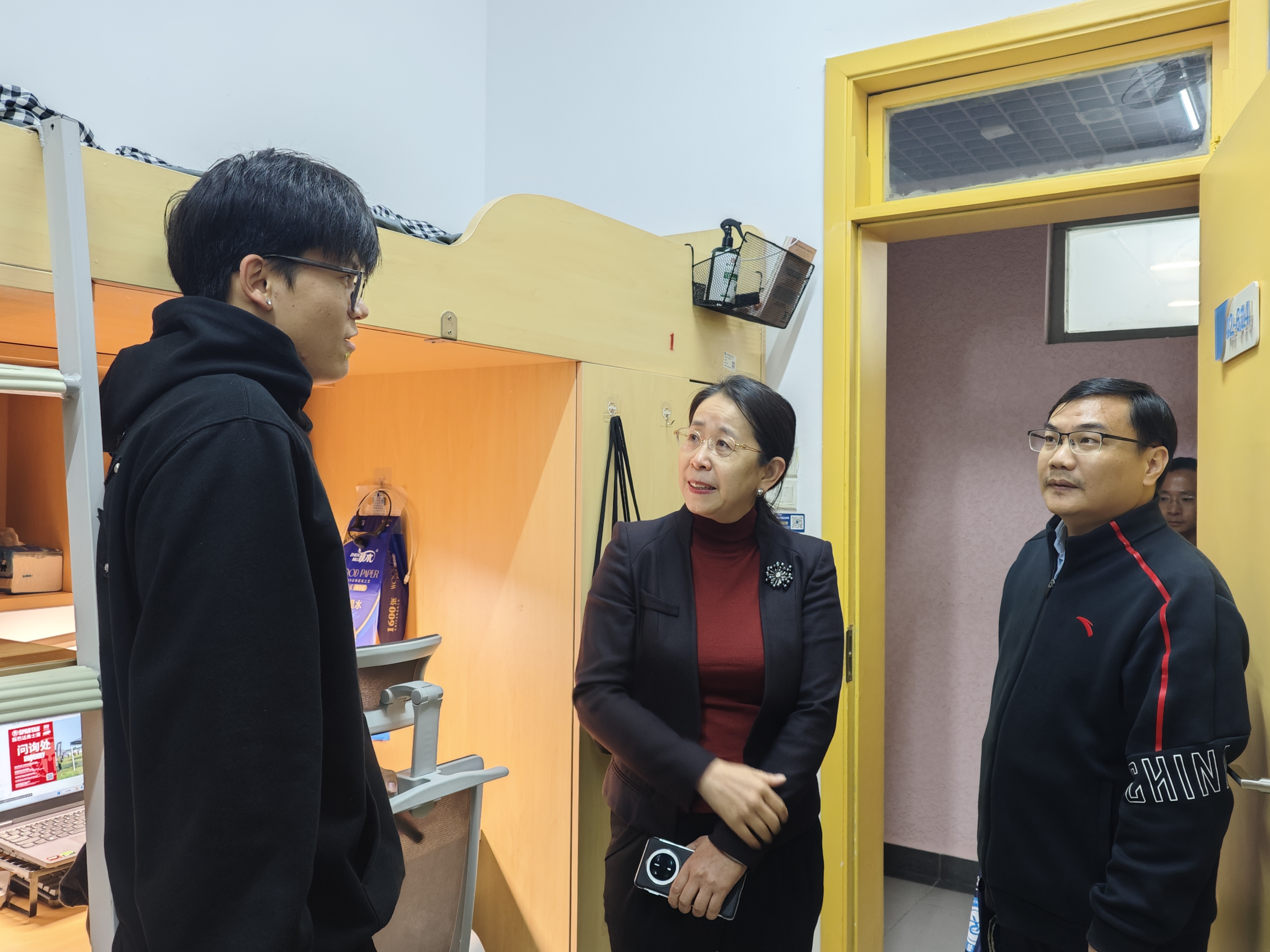 在走访本科生宿舍过程中，周彦兵副校长详细了解同学们的实习情况及生活诉求，鼓励大家努力拼搏，学以致用，叮嘱同学们在生活及学习中如遇到问题及时向学校反馈，并要求学生处进一步做好学生意见建议的收集和落实工作。