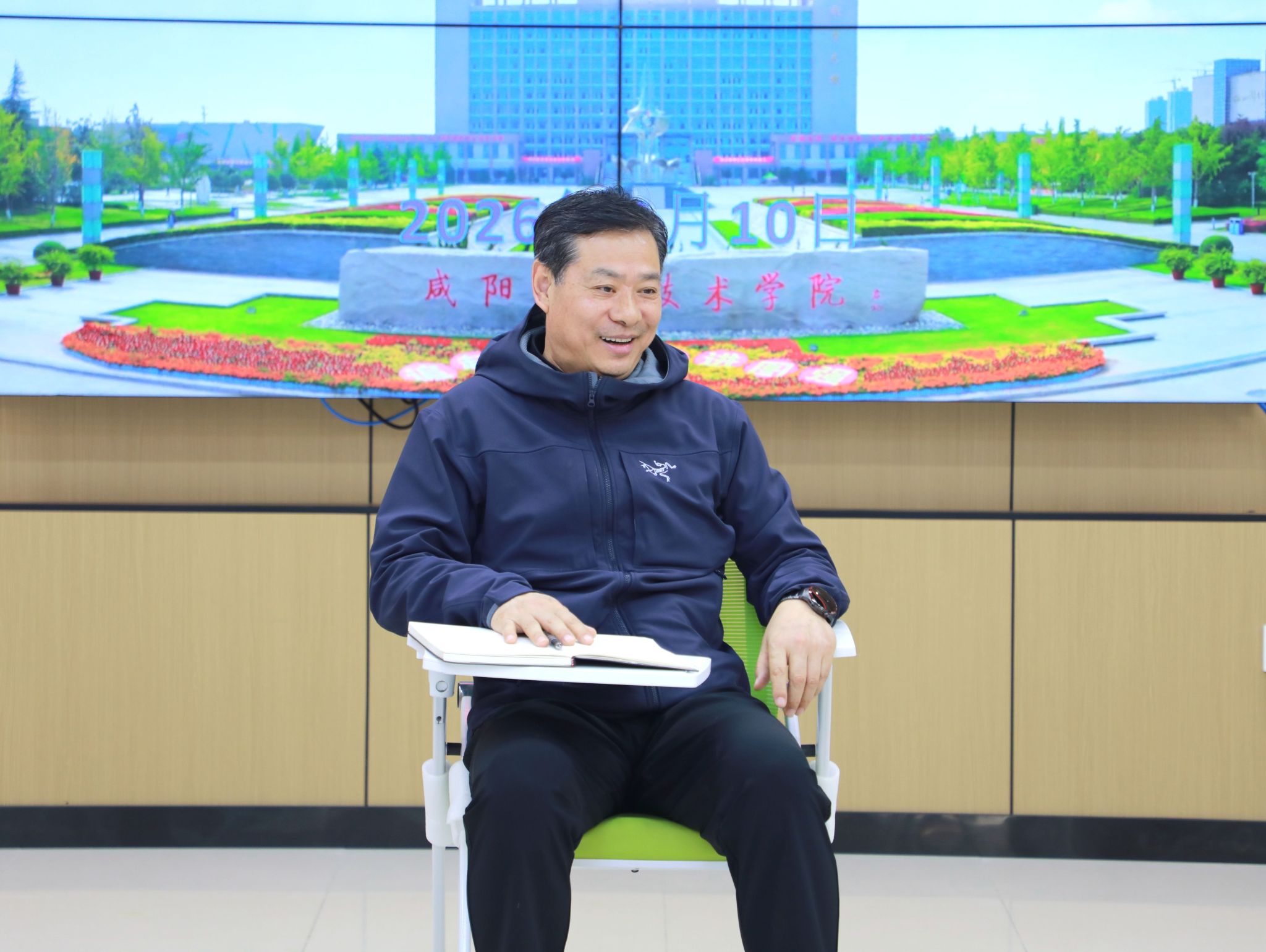 院领导接待学生2.jpg 院领导接待学生2.jpg