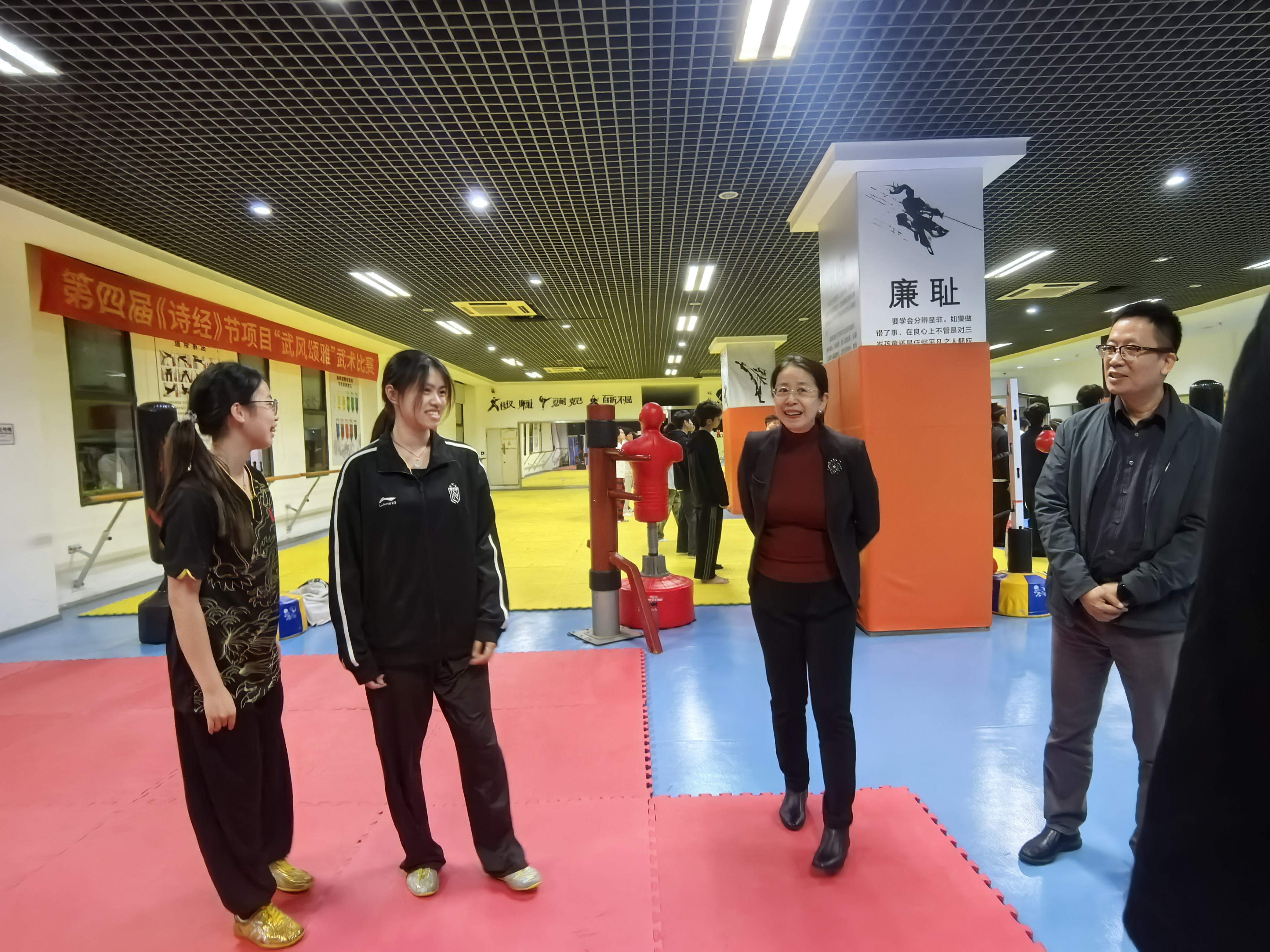 3月4日晚，校党委委员、副校长周彦兵带领学生处、体育运动学院、中德机器人学院相关负责人走访，了解学期初同学们的学习生活情况。在运动队训练现场，周彦兵副校长详细询问同学们新学期学习安排、日常训练等情况，对同学们迅速收心归位、积极投入学习训练的良好状态给予充分肯定，鼓励大家坚持学训并重、以体育人，充分展现深信学子朝气蓬勃、勤学苦练、追求卓越的青春风采。