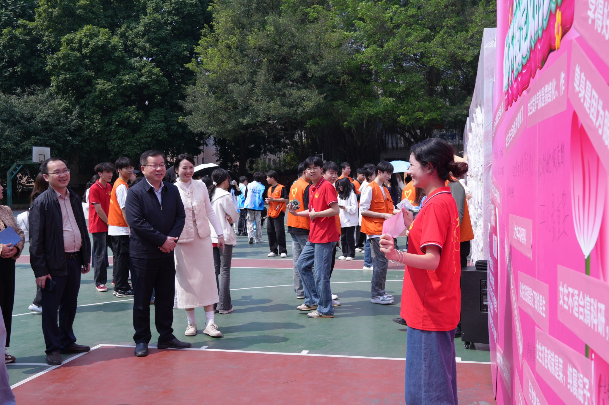 党委书记李林、副校长黄海斌来到长堽校区活动现场，与师生共同庆祝“三八”国际妇女节.jpg