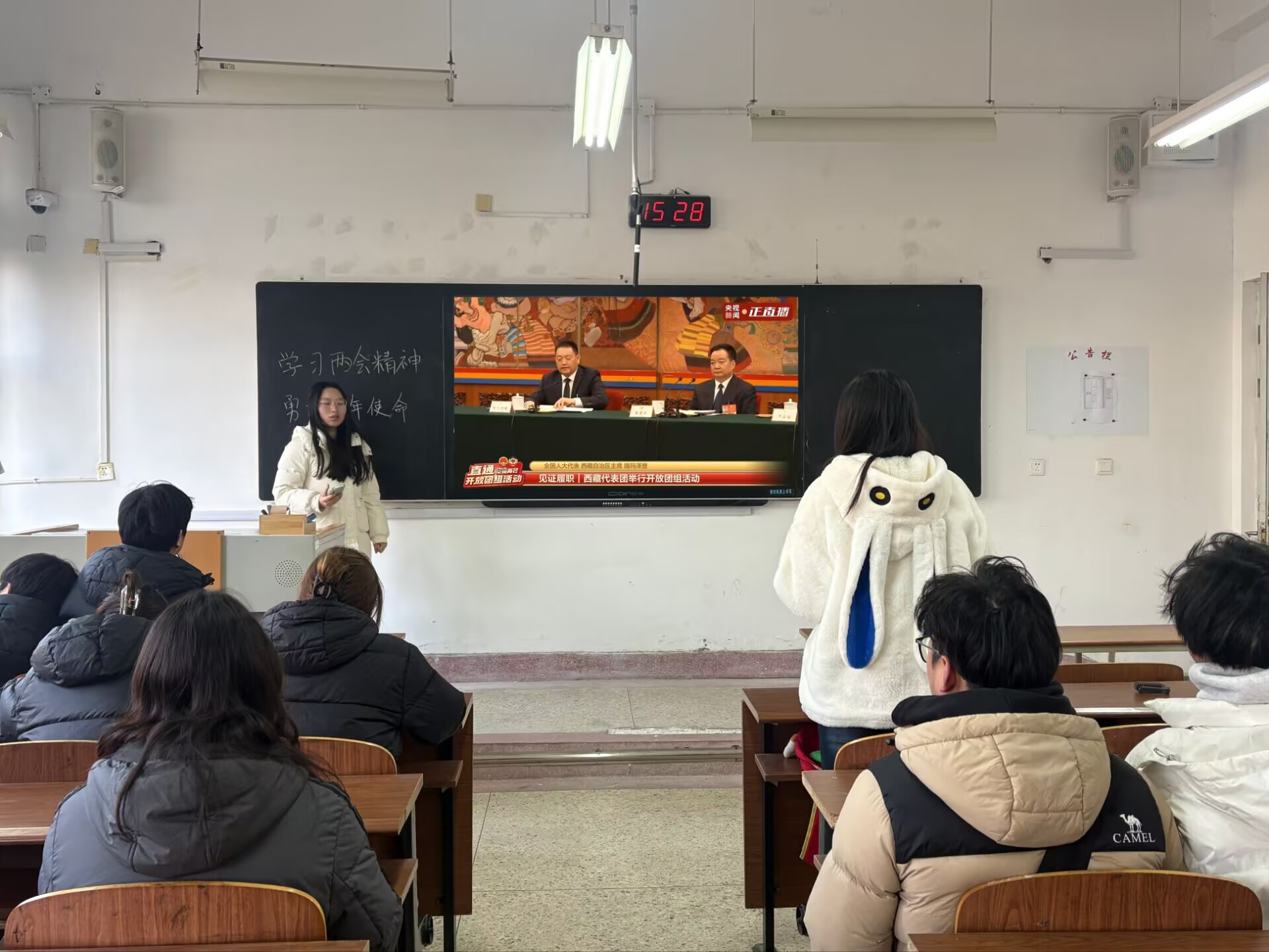 学前教育学院（音乐学院）分团委组织开展了“学习两会精神，勇担青年使命”主题团日活动 (2).jpg