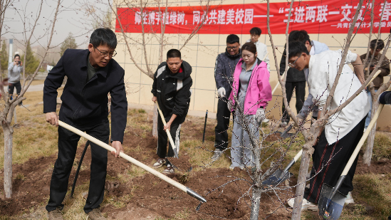 不负春光，喀什大学师生为校园“添新绿”