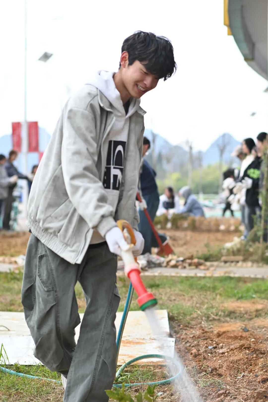 各学院师生在指定区域同步联动，共同开启这场绿色实践之旅。