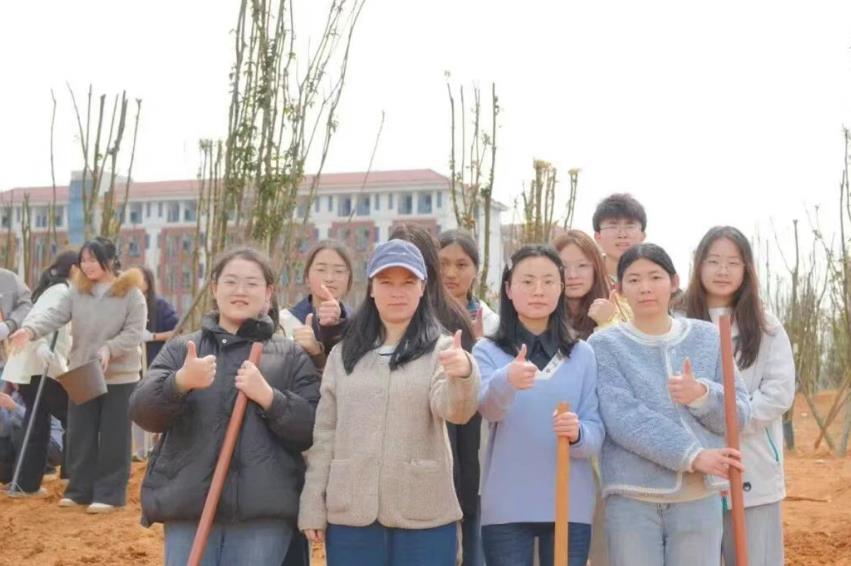 辅导员全程现场指导，与学生一同劳动，筑牢安全底线，保障劳动实效。