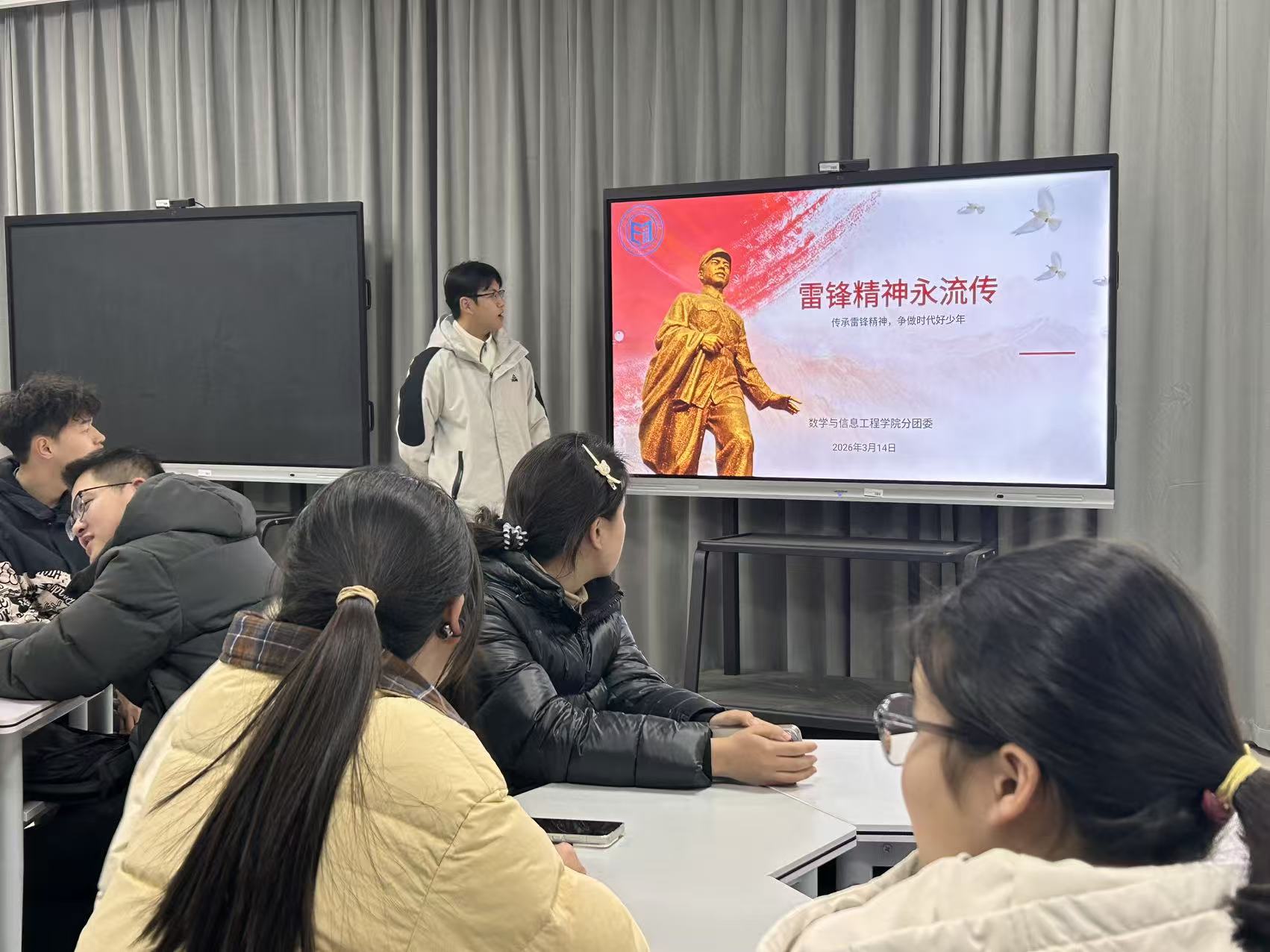 数学与信息工程学院开展“弘扬雷锋精神,争做时代新人”主题团日活动 (2).jpg 数学与信息工程学院开展“弘扬雷锋精神,争做时代新人”主题团日活动 (2).jpg