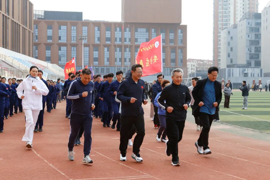 3月11日，学院2026年春季学期“健康第一课”暨“校园阳光跑”活动启动。学院党委副书记、院长王作鹏，党委委员、副院长王平领跑，600余名师生代表参加。各系设分会场。活动中，师生精神饱满，跑步向前，践行健康理念。