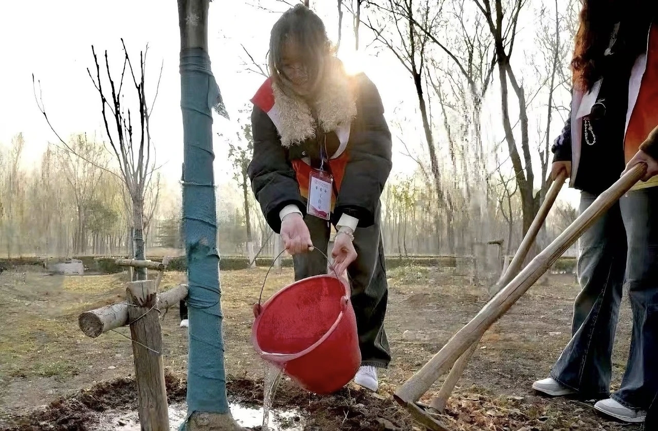 校团委开展校史林春季绿地养护实践活动 (1).jpg 校团委开展校史林春季绿地养护实践活动 (1).jpg