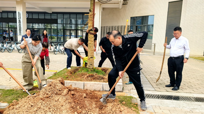 动物科技学院开展植树活动