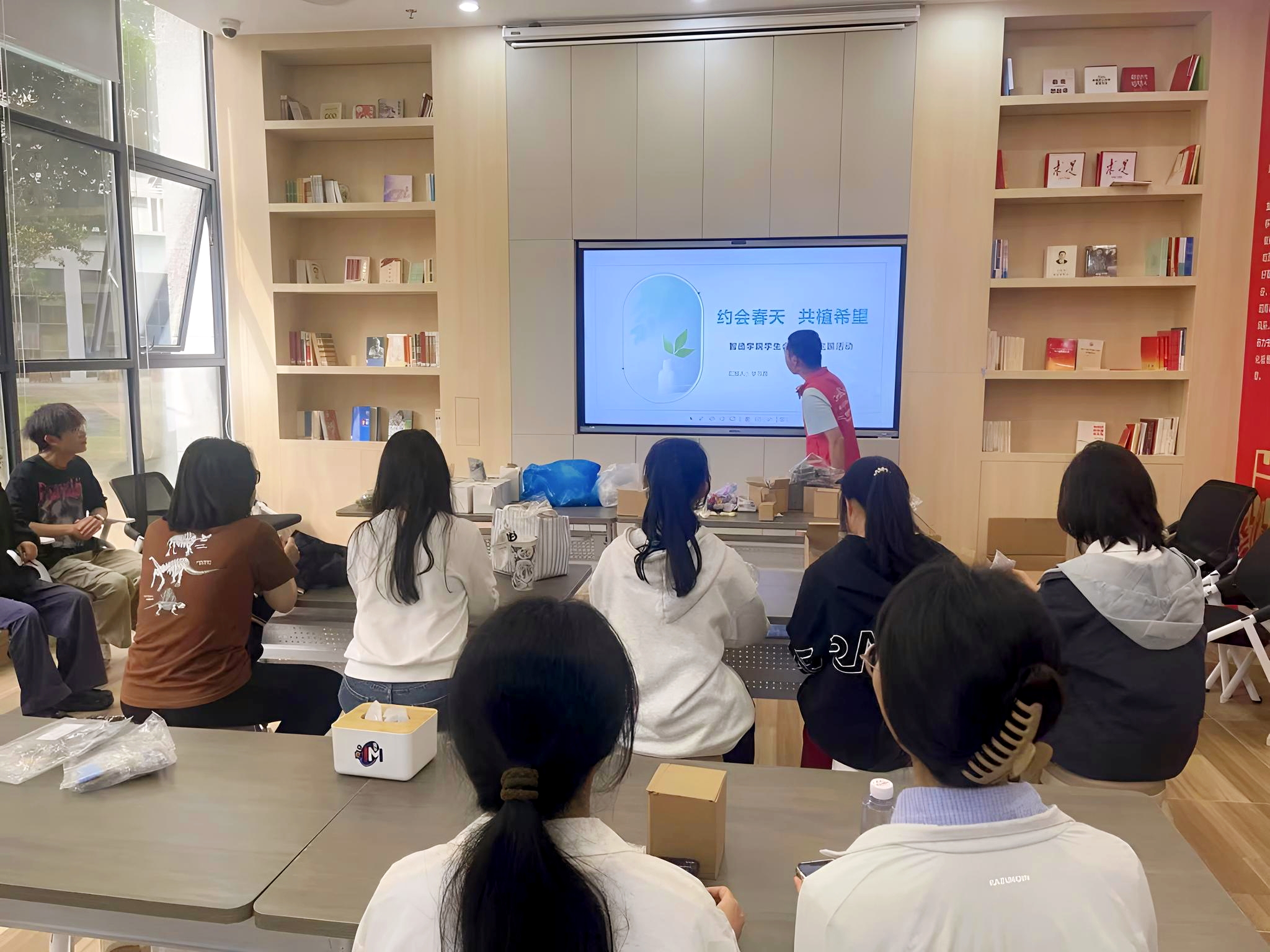 学生社区工作人员通过PPT+实物演示，为参与活动的同学们讲解微景观生态瓶的选材、层铺、养护技巧，并介绍如何制作扭扭棒绿植。