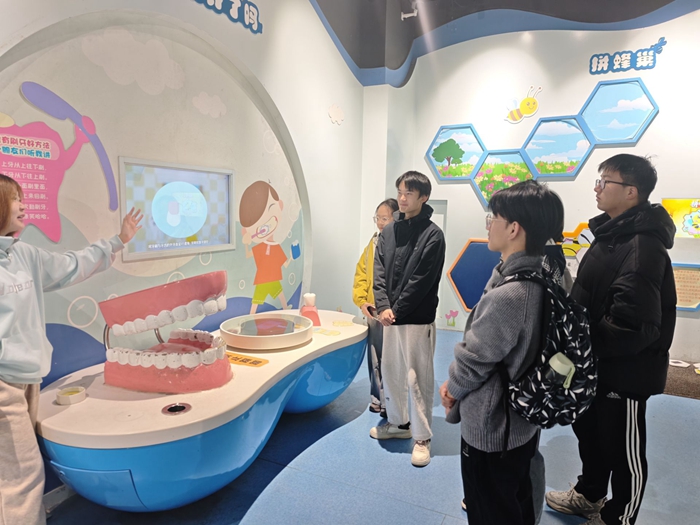 科技馆.jpg 科技馆.jpg