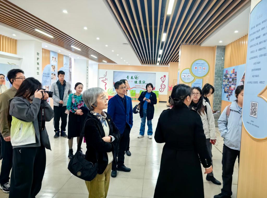 图:调研参观中2