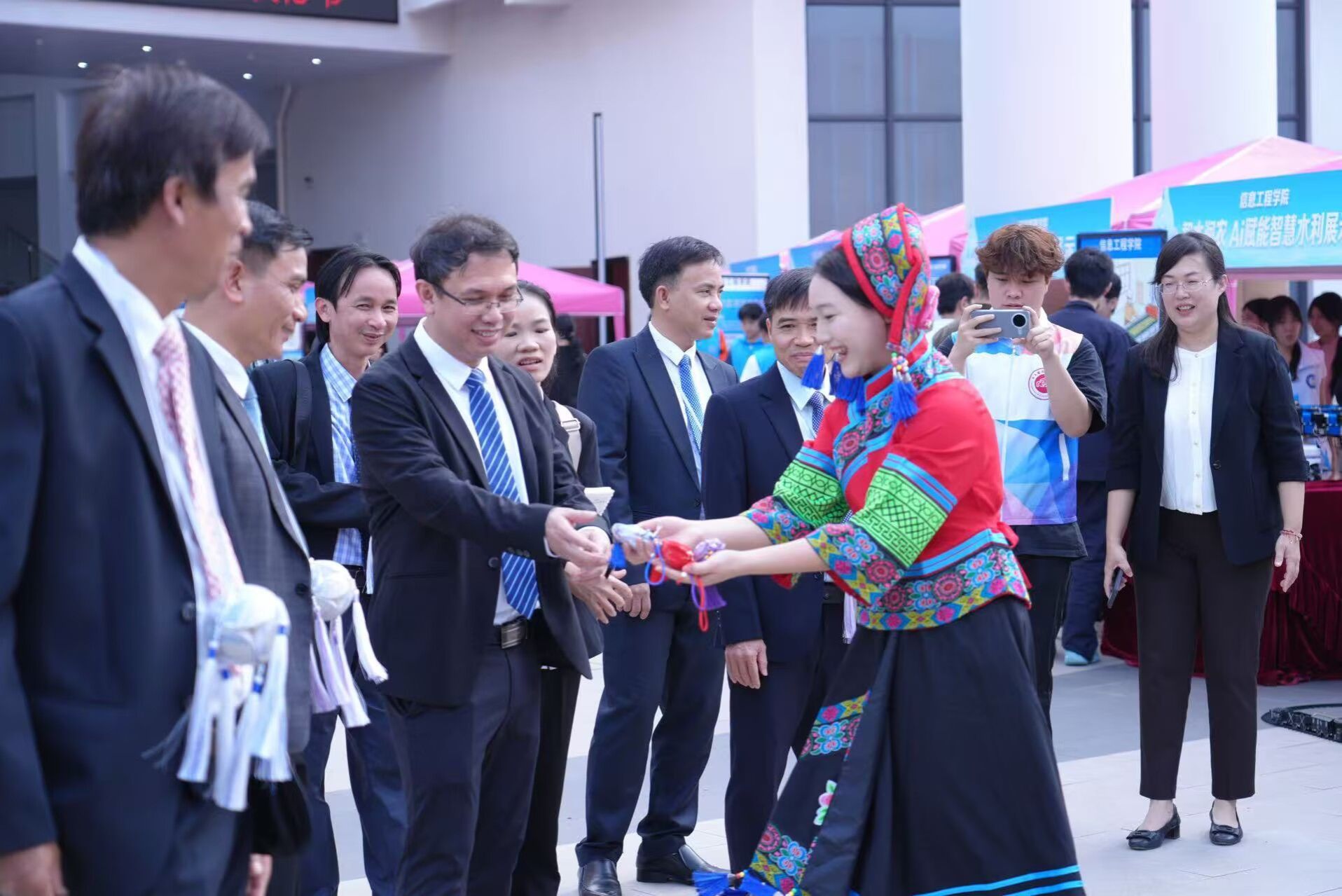 领导、嘉宾参加节水主题成果展.jpg 领导、嘉宾参加节水主题成果展.jpg