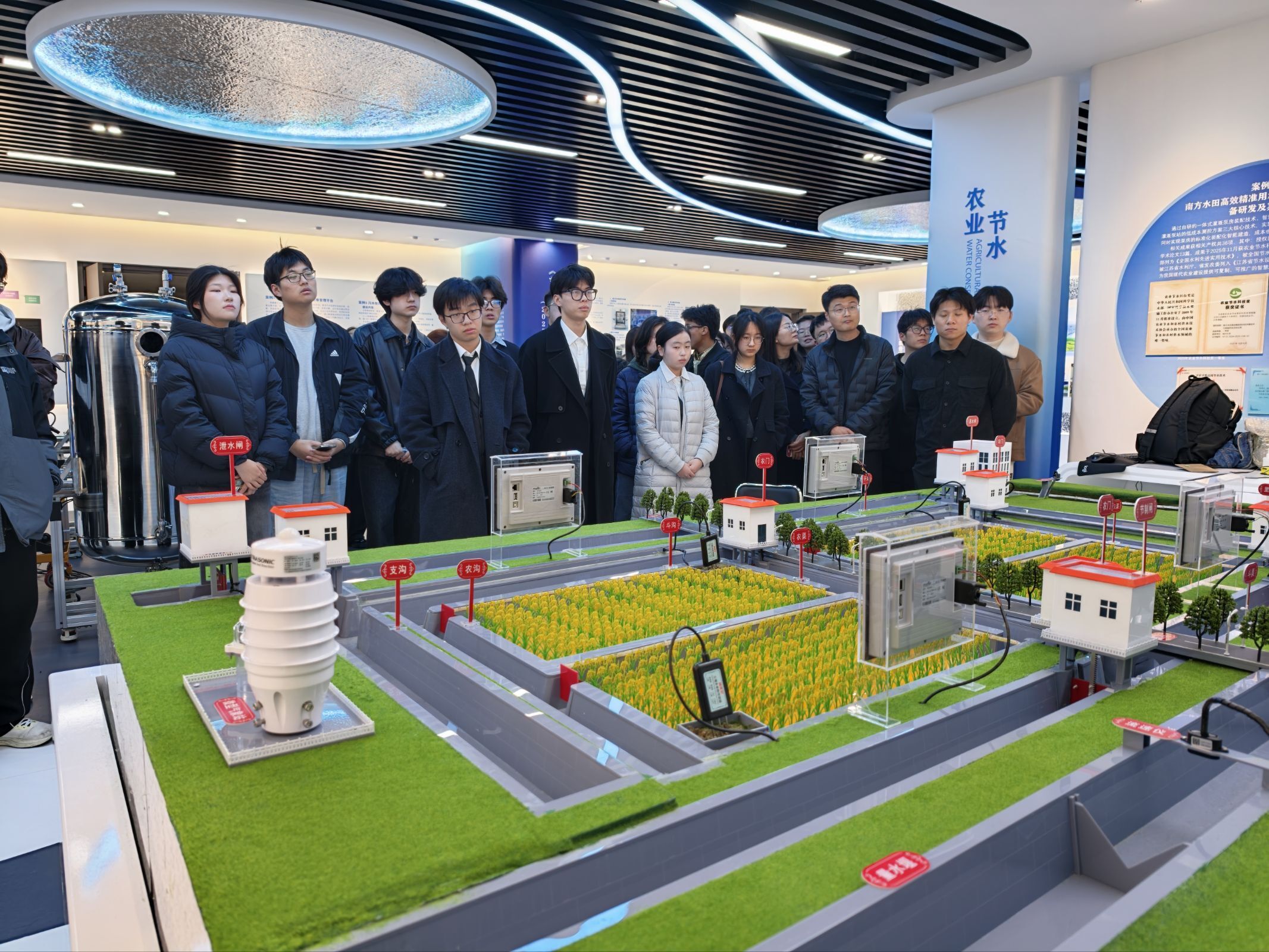 3扬州大学国家大学科技园节水装备概念验证中心参观学习.jpeg