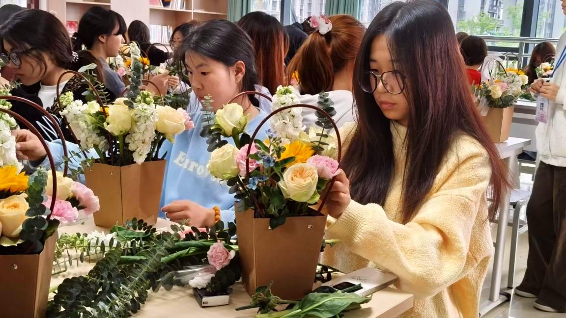 图为：心理委员培训现场花艺疗愈活动.jpg