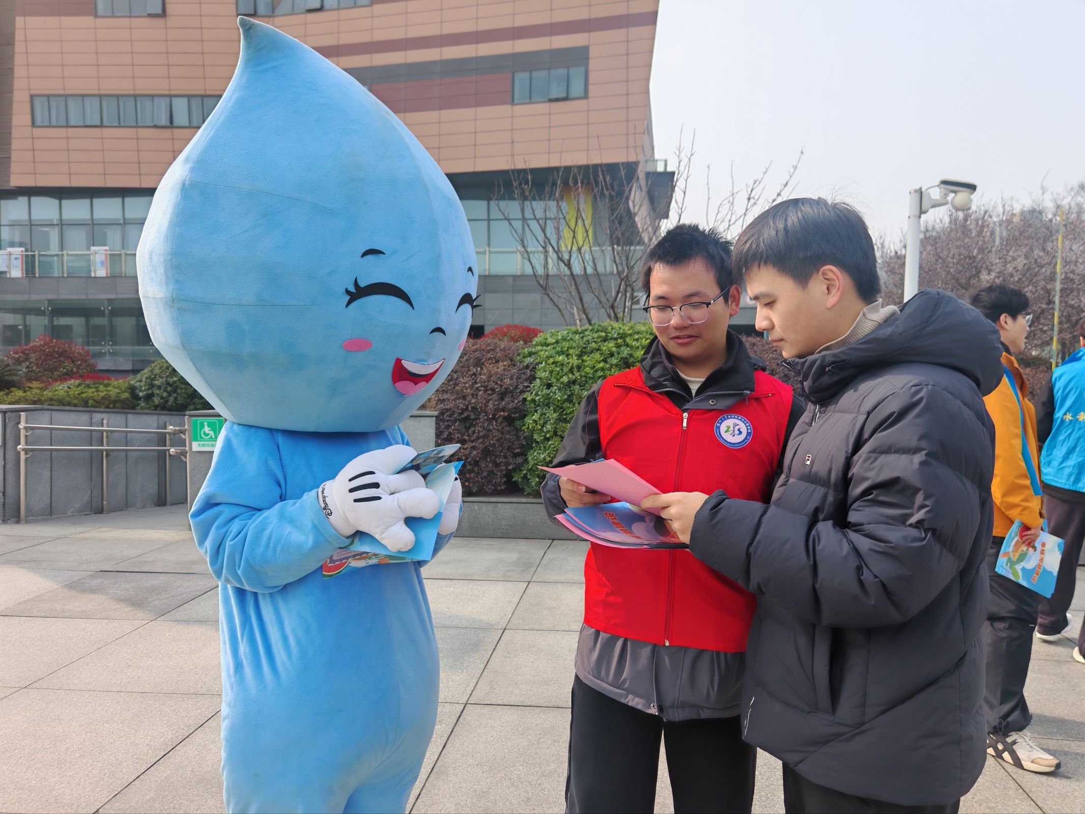 1市民广场志愿者发放节水宣传单.jpeg