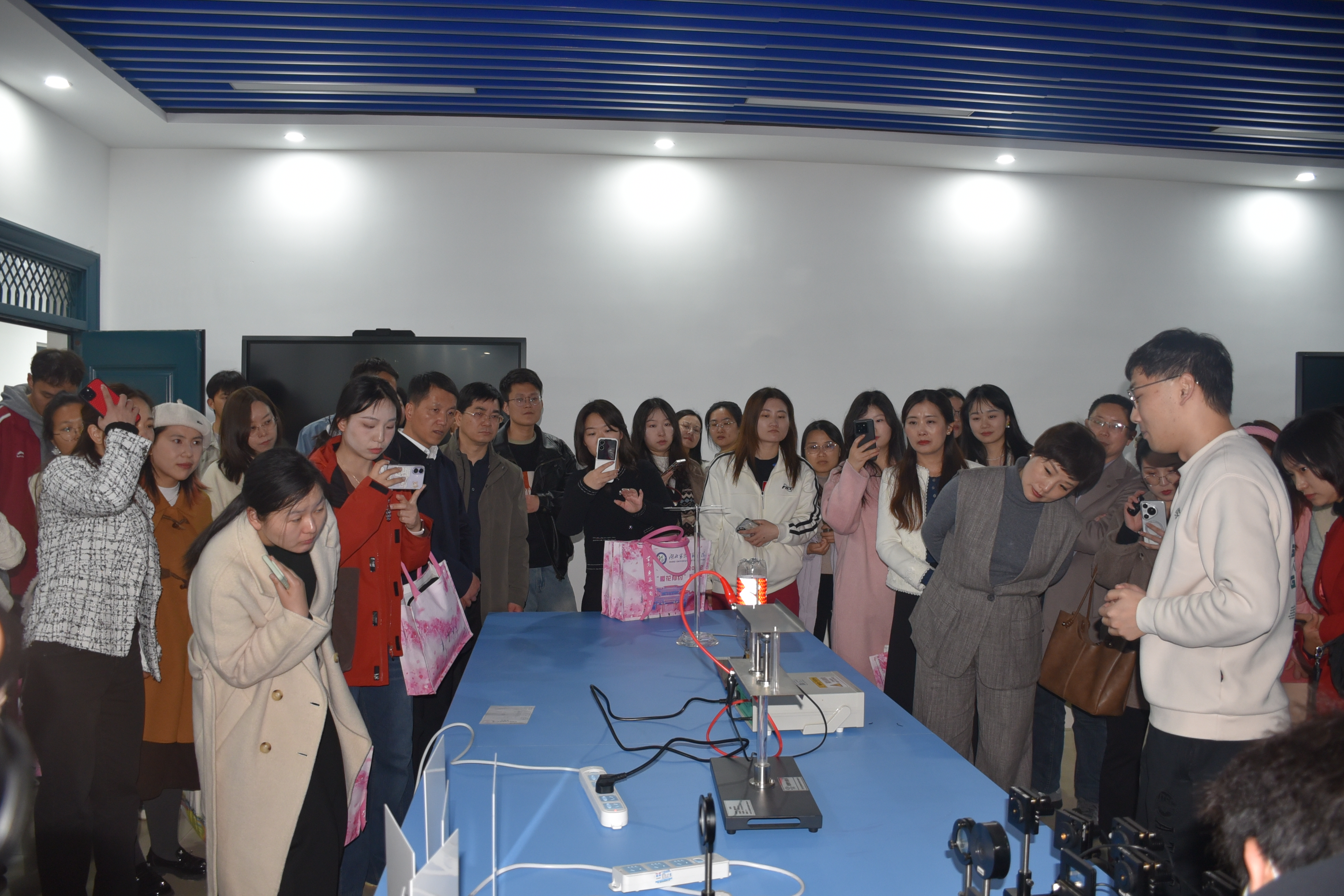 S1物理实验室实验装置操作展示观摩1.JPG S1物理实验室实验装置操作展示观摩1.JPG