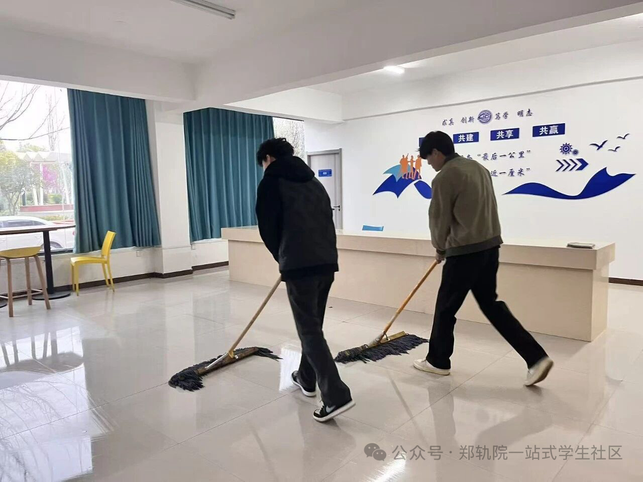 笃学“一站式”自律管理委员会践行雷锋精神 美化服务阵地