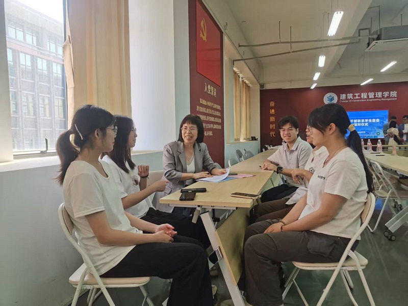 党委副书记方秀英与结对宿舍畅谈.jpg 党委副书记方秀英与结对宿舍畅谈.jpg