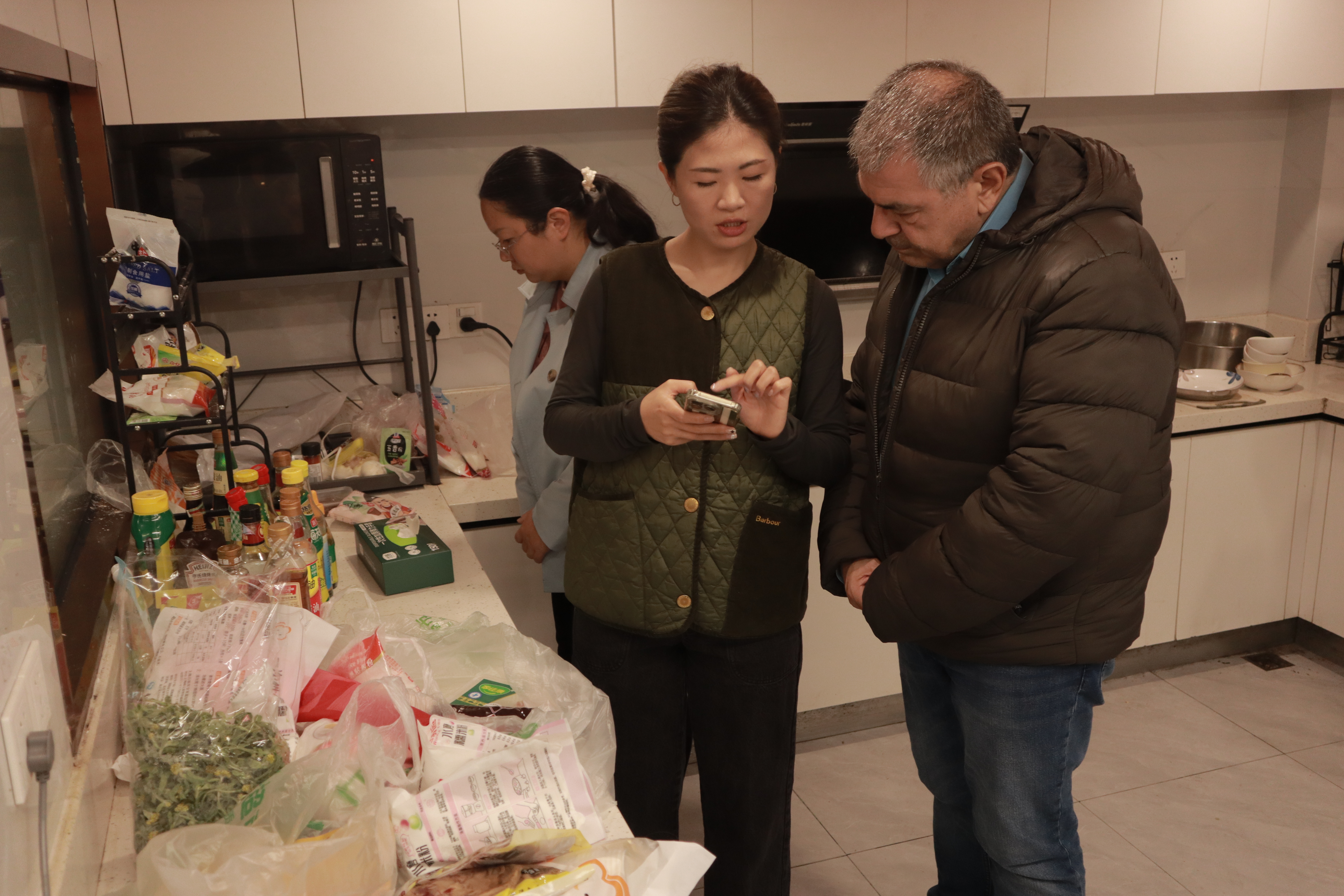 为中外师生介绍青团 (2).JPG 为中外师生介绍青团 (2).JPG