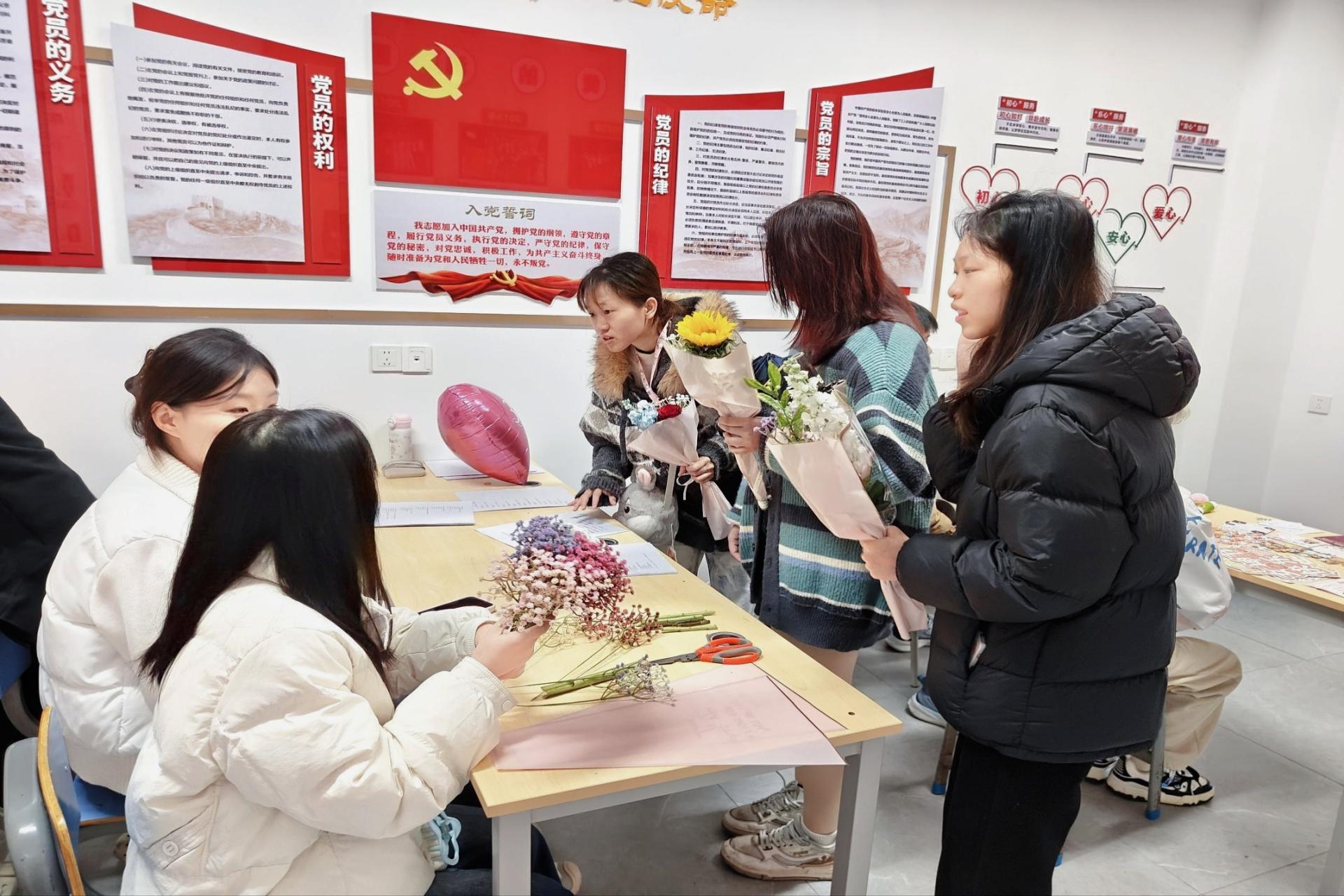 3.8后勤服务处举办第二届社区女生节活动3.jpg 3.8后勤服务处举办第二届社区女生节活动3.jpg