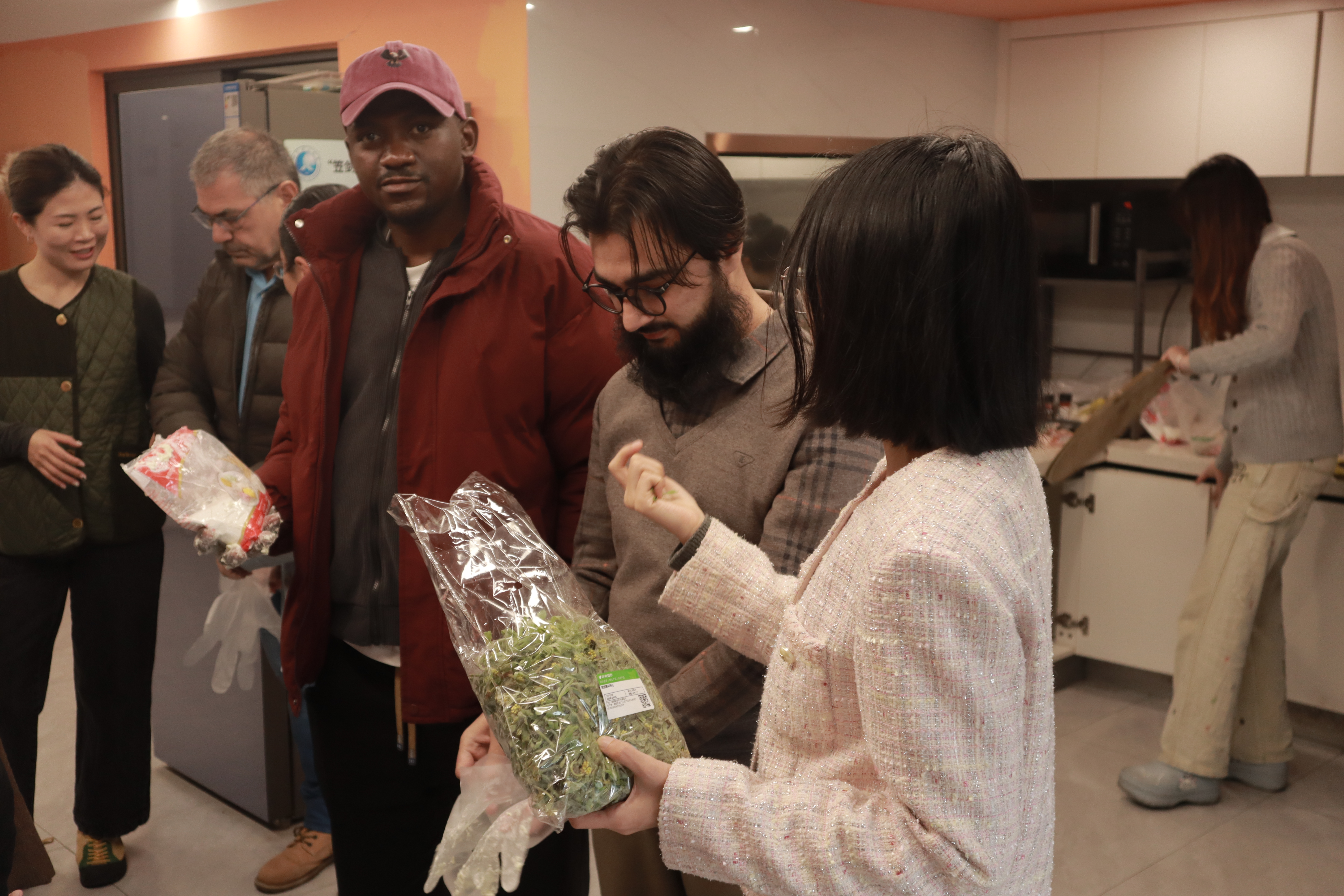 为中外师生介绍青团 (1).JPG 为中外师生介绍青团 (1).JPG