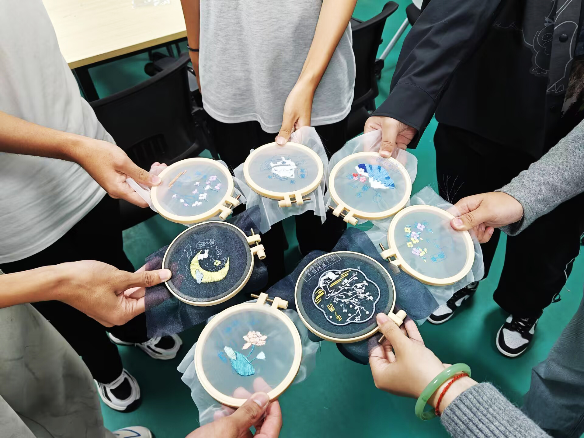 2-刺绣体验活动.jpg 2-刺绣体验活动.jpg