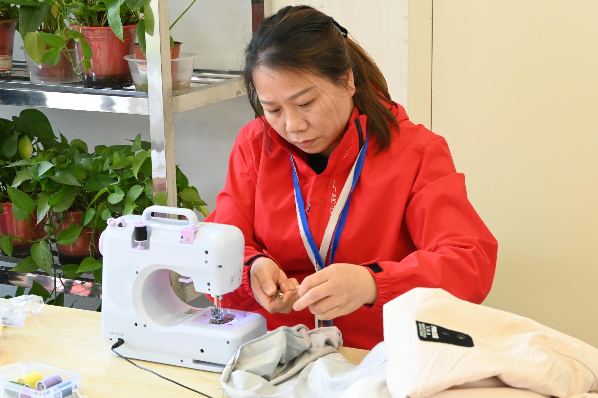 3.5雷锋精神驻后勤,缝补维修暖人心2.jpg 3.5雷锋精神驻后勤,缝补维修暖人心2.jpg