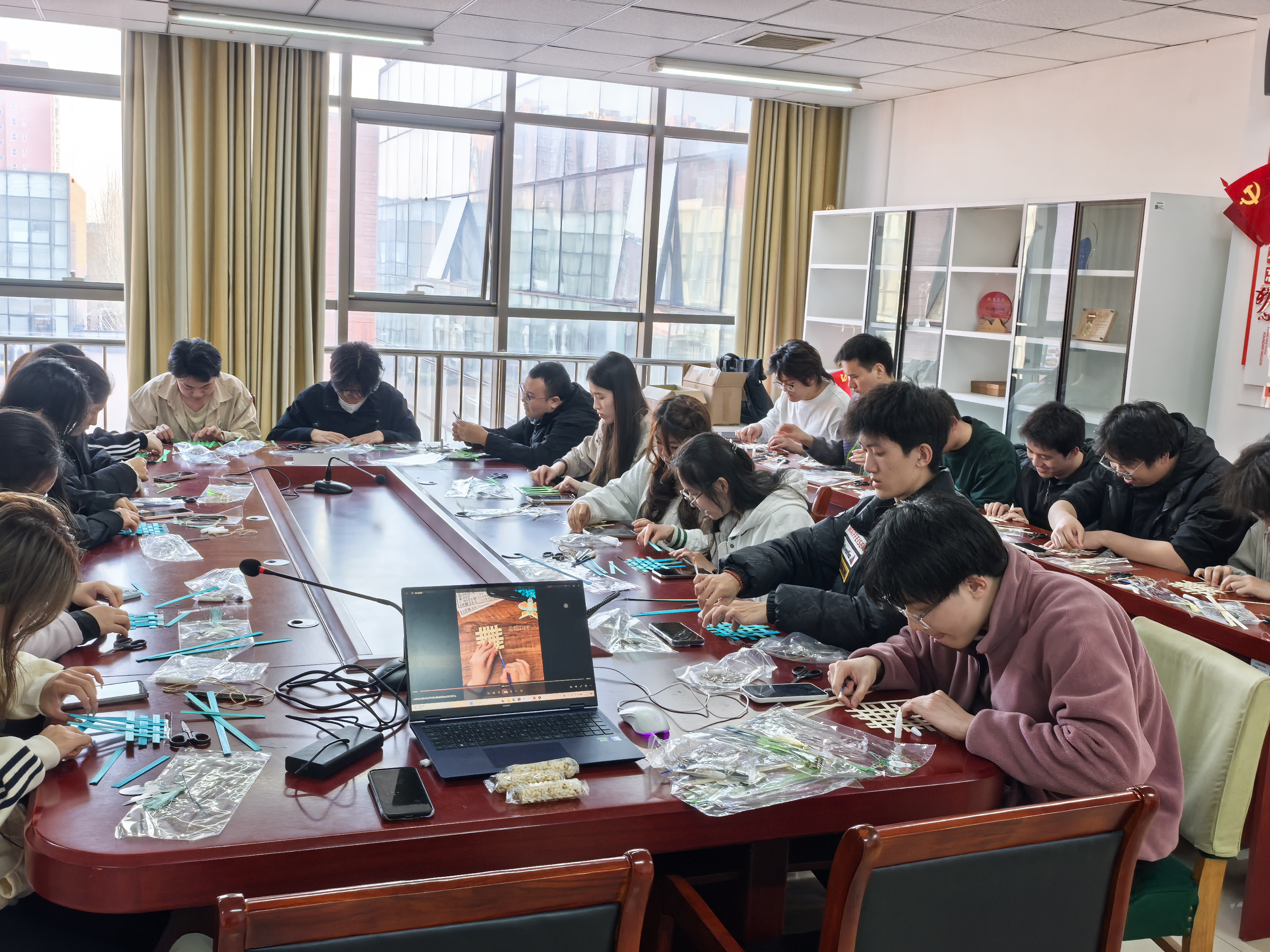 清明节主题党日活动--制作竹编1.jpg 清明节主题党日活动--制作竹编1.jpg