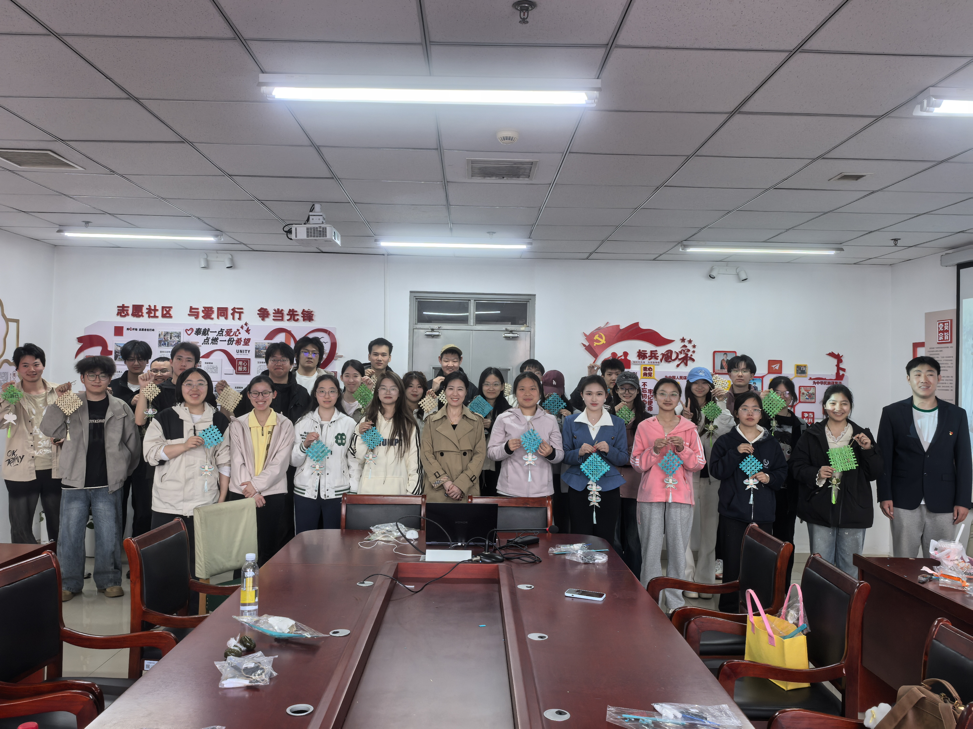 清明节主题党日活动--合影.jpg 清明节主题党日活动--合影.jpg