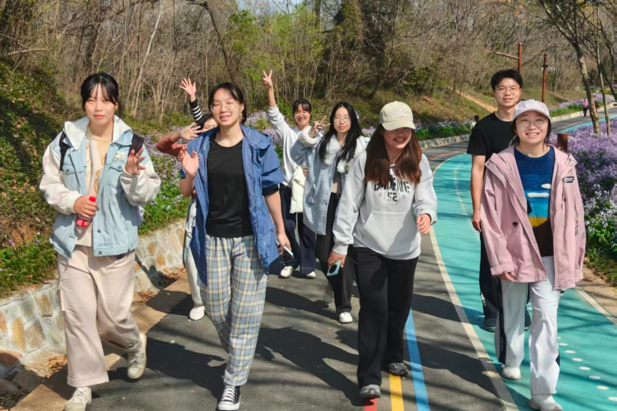 师生结伴爬山.png 师生结伴爬山.png